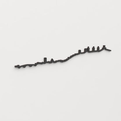 Vista en perspectiva de la silueta del skyline de Molina de Aragón en madera negra.