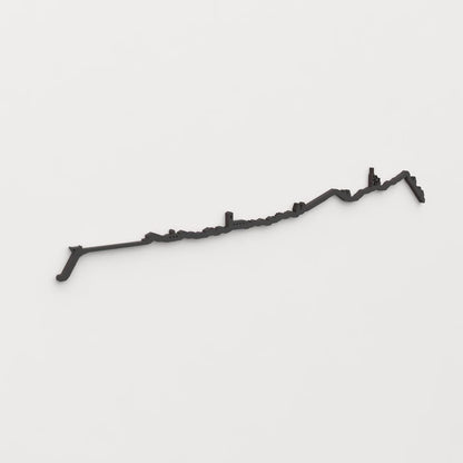 Perspectiva lateral del skyline Navacerrada en madera negra.