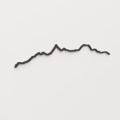 Perspectiva lateral del skyline Pirineos en madera negra.