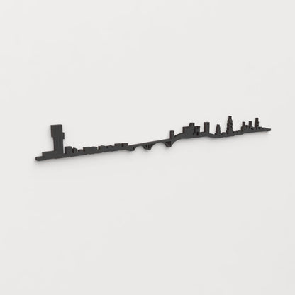 Perspectiva lateral del skyline Ponferrada en madera negra.