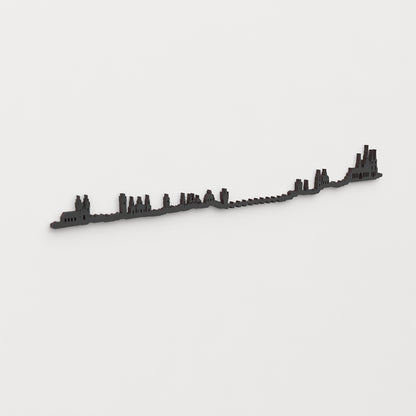 Perspectiva lateral del skyline Praga en madera negra.