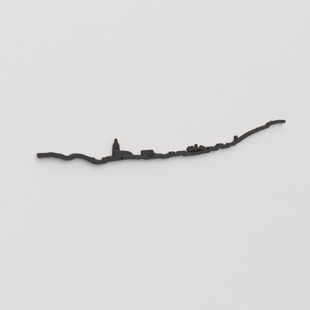 Perspectiva lateral del skyline Puertollano en madera negra.