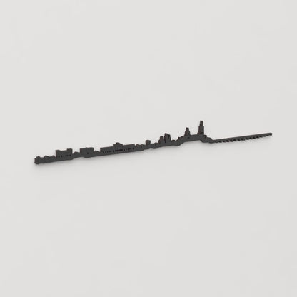 Vista en perspectiva de la silueta del skyline de Salamanca en madera negra.