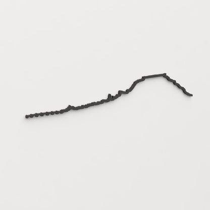 Perspectiva lateral del skyline San Esteban de Gormaz en madera negra.