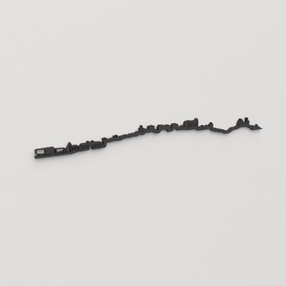 Perspectiva lateral del skyline Santander en madera negra.