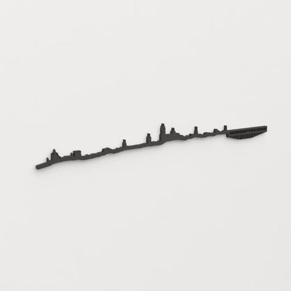 Vista en perspectiva de la silueta del skyline de Segovia en madera negra.