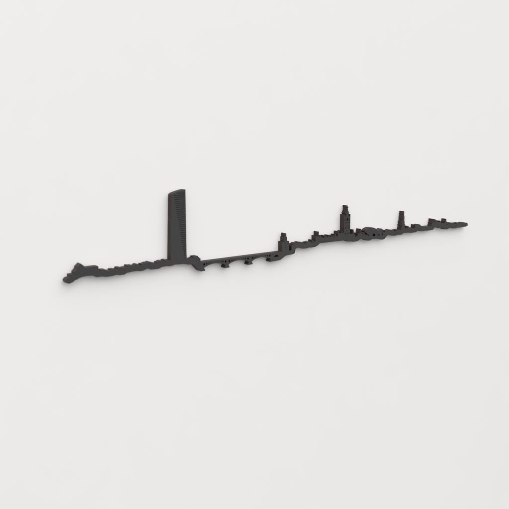 Vista en perspectiva de la silueta del skyline de Sevilla en madera negra.