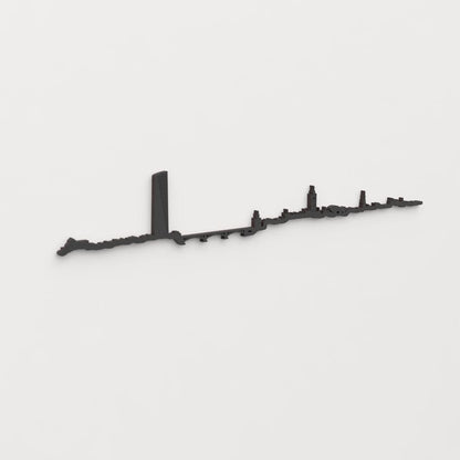 Vista en perspectiva de la silueta del skyline de Sevilla en madera negra.