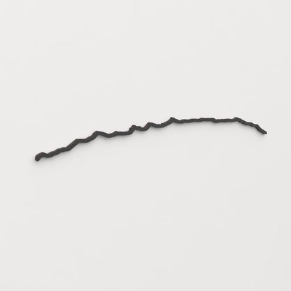 Vista en perspectiva de la silueta montañosa de Sierra Nevada en madera negra.