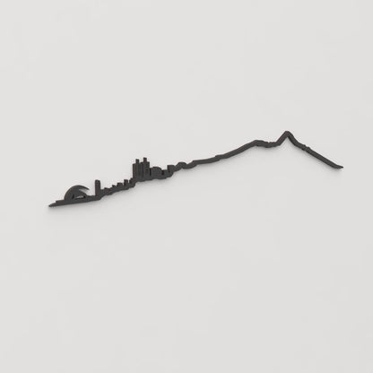 Vista en perspectiva de la silueta del skyline de Tenerife en madera negra.