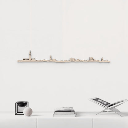 Vista en perspectiva de la silueta del skyline de Valls en madera negra.