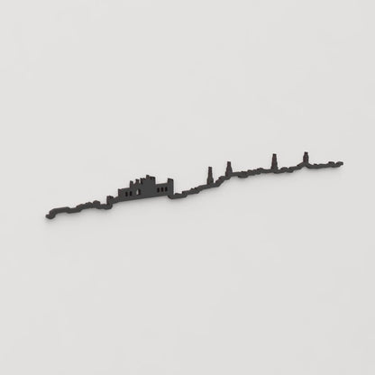 Vista en perspectiva de la silueta del skyline de Vitoria en madera negra.