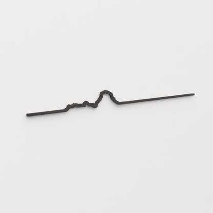 Perspectiva en ángulo de la silueta de Es Vedrà en madera decorativa.