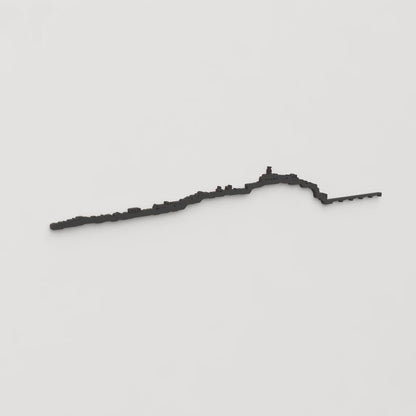 Vista en perspectiva de la silueta del skyline de Coimbra en madera negra.