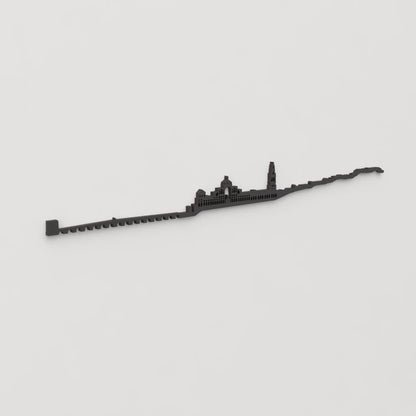 Vista en perspectiva de la silueta del skyline de Córdoba en madera negra.