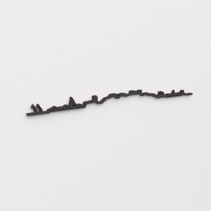 Vista en perspectiva de la silueta skyline de Ferrol en madera decorativa.